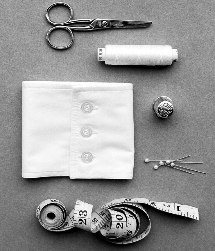 Detalhe de punho e ferramentas de costura — SB Private Label