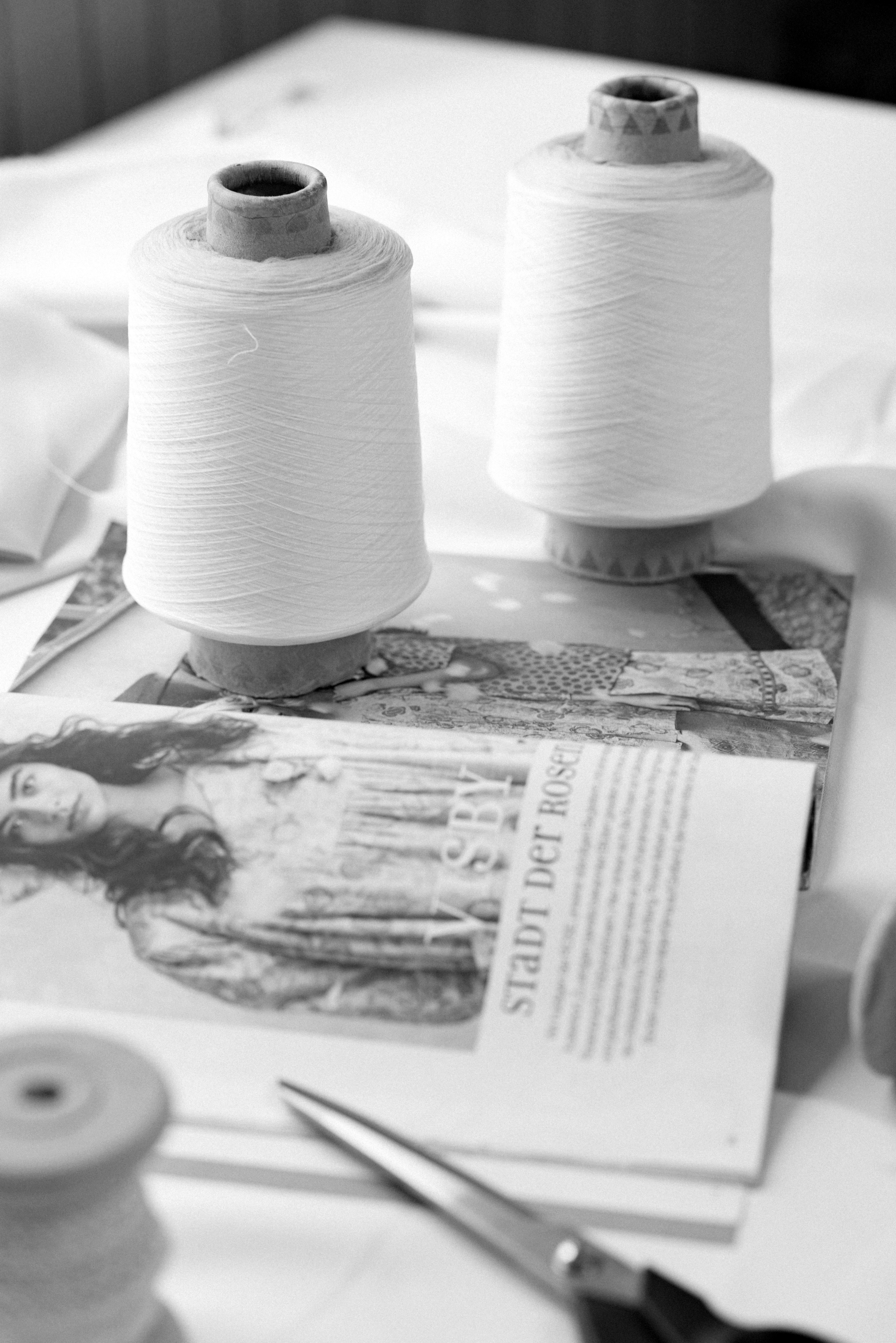 Rolos de linha sobre revista de moda — SB Private Label