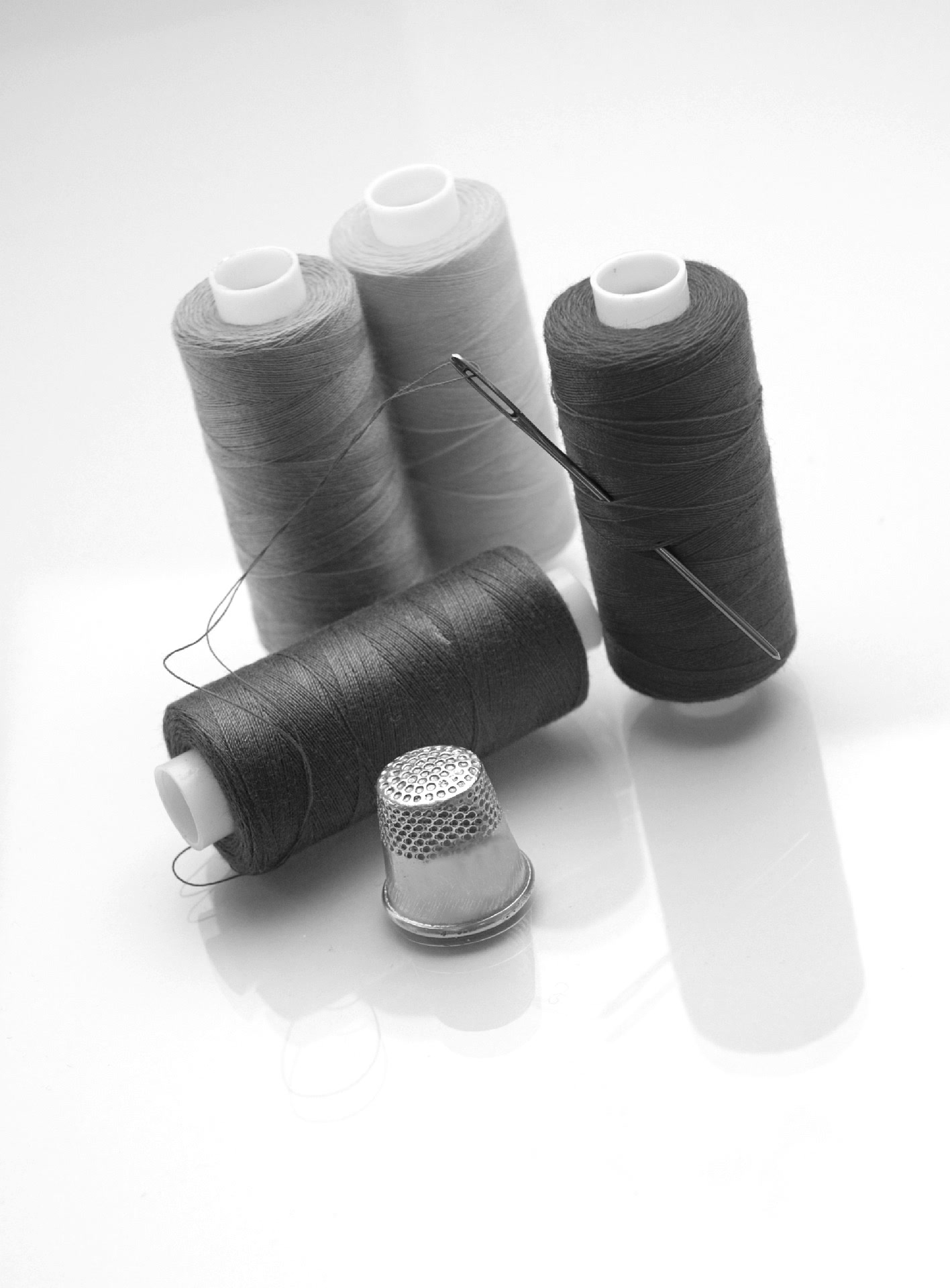 Rolos de linha com dedal — detalhe de atelier SB Private Label